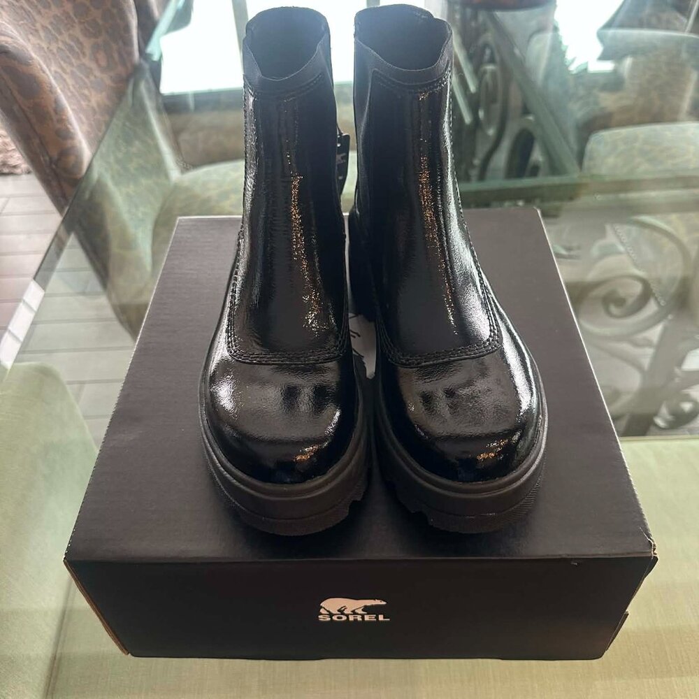 NEW IN BOX SOREL JOAN FRWD CHELSEA BOOT - SIZE: 8